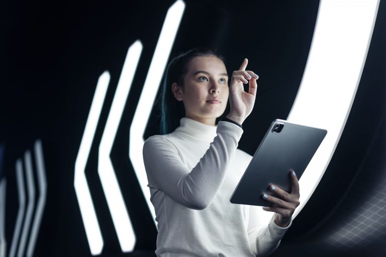 menina asiatica pressionando tecnologia futurista de tela digital